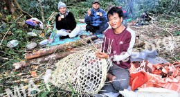 Lisu guide weaving new basket from cane