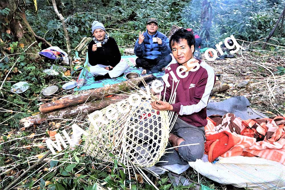 Lisu guide weaving new basket from cane