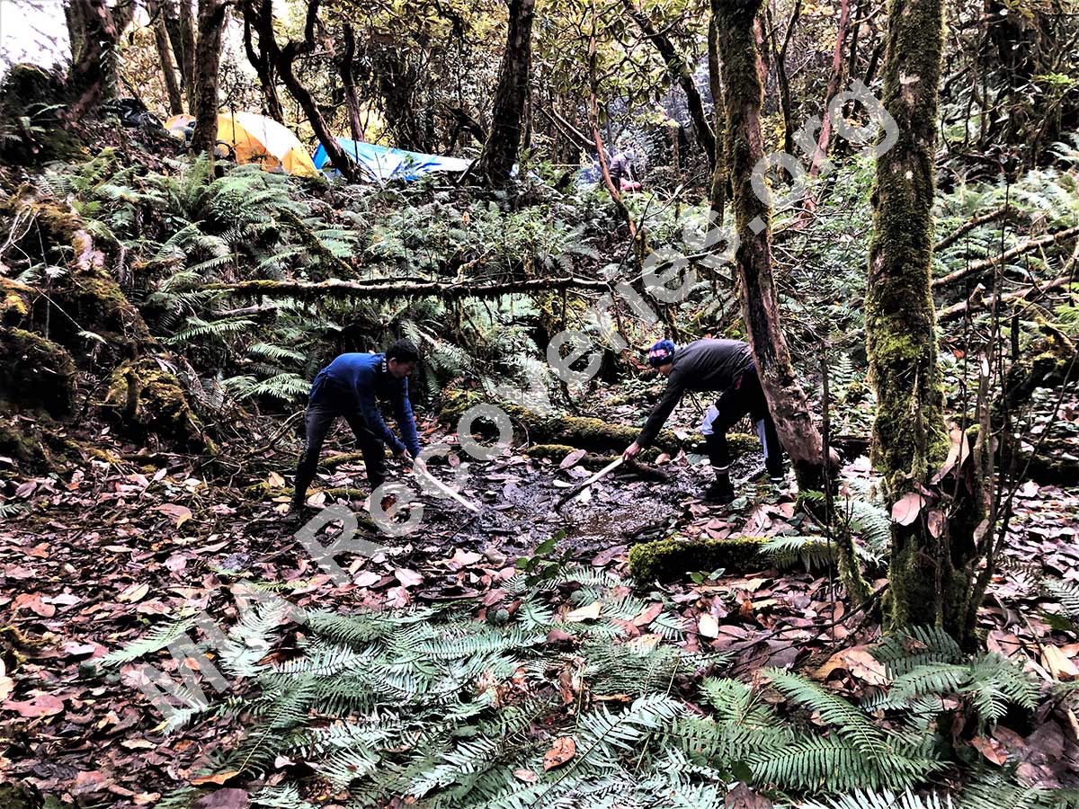 Digging sump in mud seep<br /> for water at high camp