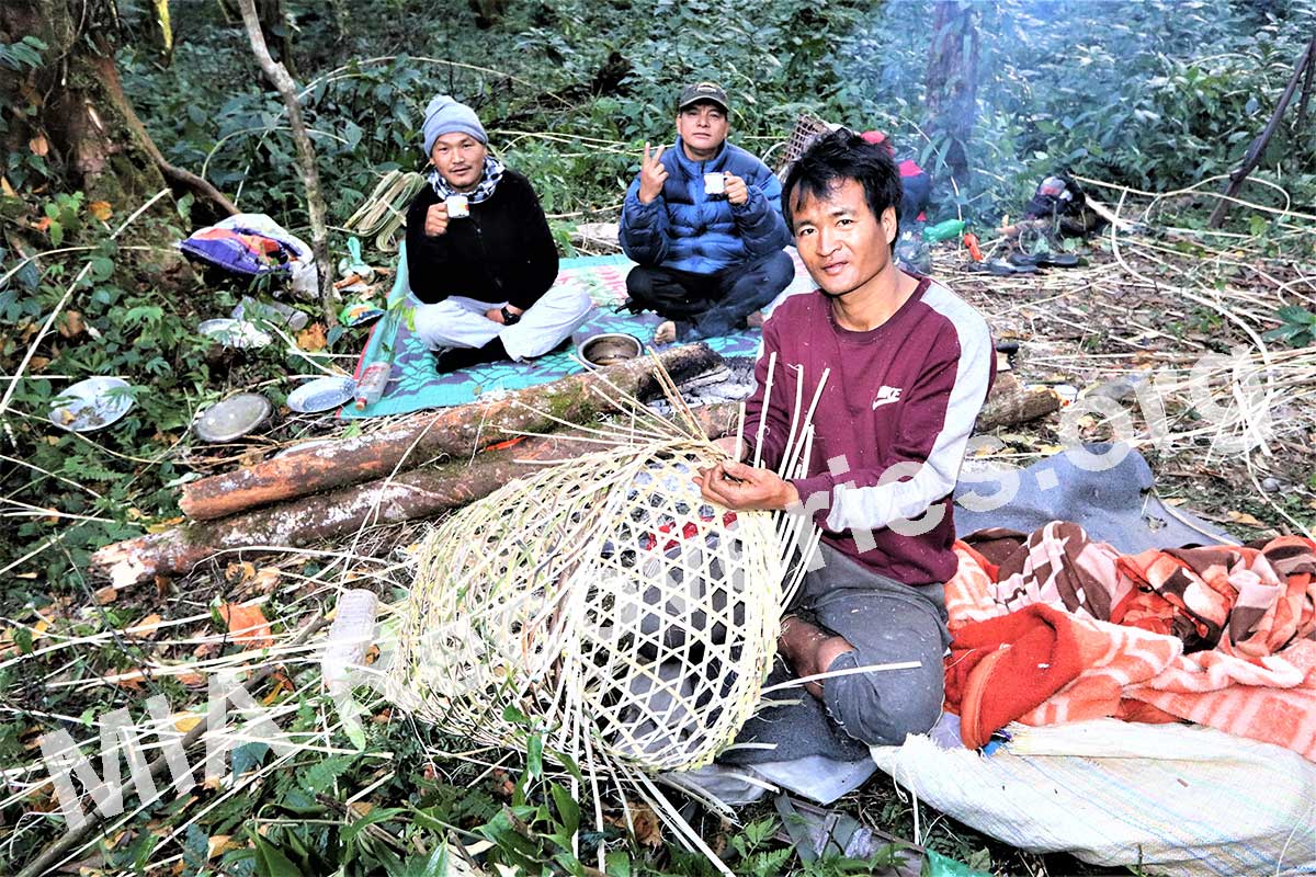 Lisu guide weaving new basket from cane